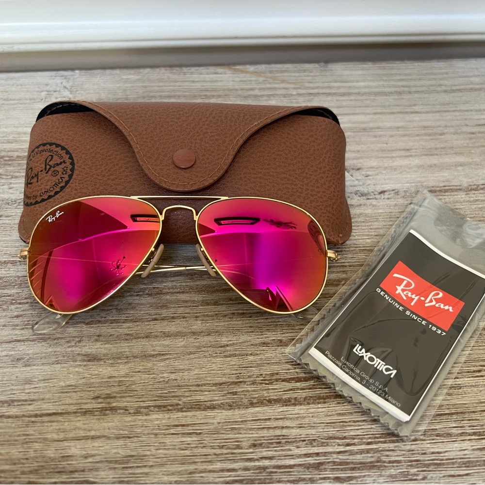 Hot pink Ray-Ban Aviator flash lenses.